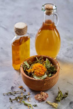 Spa natürmort çiçek kase ve yağı kavanoz ışık ile dokulu arka plan, üstten görünüm, yakın çekim, seçici odak