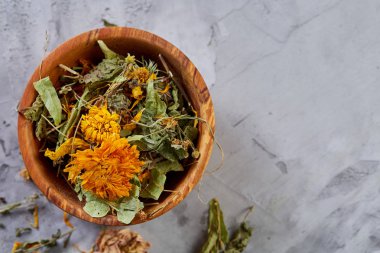 Spa natürmort çiçek ışık üzerinde ahşap kase ile dokulu arka plan, üstten görünüm, yakın çekim, seçici odak