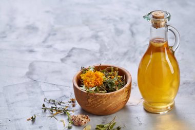 Spa natürmort çiçek kase ve yağı kavanoz ışık ile dokulu arka plan, üstten görünüm, yakın çekim, seçici odak