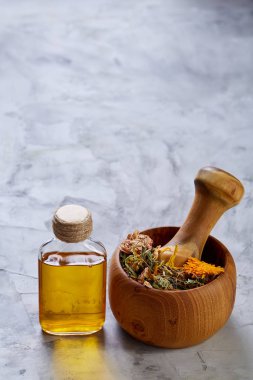 Spa natürmort çiçek kase ve yağı kavanoz ışık ile dokulu arka plan, üstten görünüm, yakın çekim, seçici odak