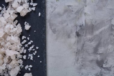 Karanlık kartı üzerindeki beyaz arka plan, yakın çekim, en iyi görünüm, makro, seçici odak tuz kristallerinin yığını