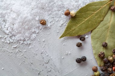 Bay defne yaprak biber ve tuz izole koyu arka plan, üstten görünüm, yakın çekim, seçici odak bileşimi