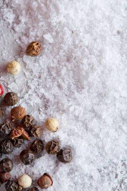 Bay defne yaprak biber ve tuz izole koyu arka plan, üstten görünüm, yakın çekim, seçici odak bileşimi