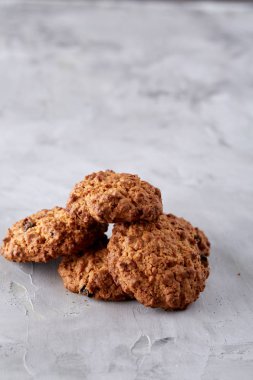 Hafif dokulu arka plan, yakın çekim, sığ alan, seçici odak derinliği desen düzenlenmiş tatlı bisküvi.