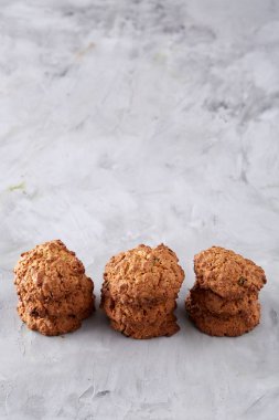 Hafif dokulu arka plan, yakın çekim, sığ alan, seçici odak derinliği desen düzenlenmiş tatlı bisküvi.