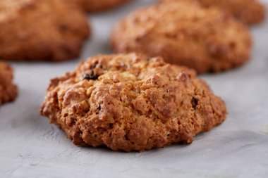 Hafif dokulu arka plan, yakın çekim, sığ alan, seçici odak derinliği desen düzenlenmiş tatlı bisküvi.