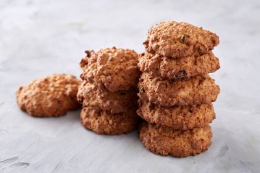 Hafif dokulu arka plan, yakın çekim, sığ alan, seçici odak derinliği desen düzenlenmiş tatlı bisküvi.