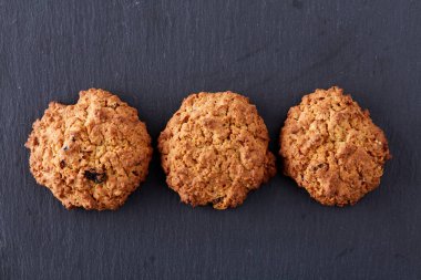 Hafif dokulu arka plan, yakın çekim, sığ alan, seçici odak derinliği desen düzenlenmiş tatlı bisküvi.