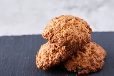 Hafif dokulu arka plan, yakın çekim, sığ alan, seçici odak derinliği desen düzenlenmiş tatlı bisküvi.