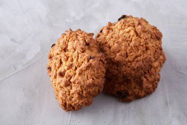 Hafif dokulu arka plan, yakın çekim, sığ alan, seçici odak derinliği desen düzenlenmiş tatlı bisküvi.