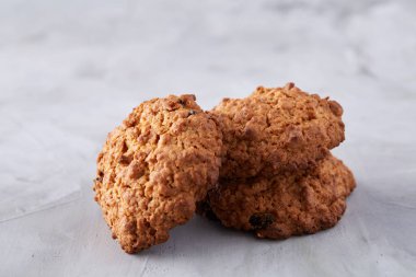 Hafif dokulu arka plan, yakın çekim, sığ alan, seçici odak derinliği desen düzenlenmiş tatlı bisküvi.