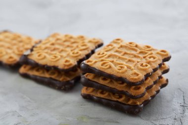 Hafif dokulu arka plan, yakın çekim, sığ derinlik-in tarla, seçici odak desen düzenlenmiş kare bisküvi.