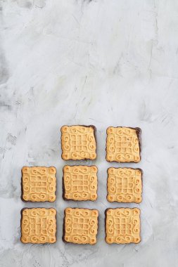 Hafif dokulu arka plan, yakın çekim, sığ derinlik-in tarla, seçici odak desen düzenlenmiş kare bisküvi.