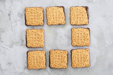 Hafif dokulu arka plan, yakın çekim, sığ derinlik-in tarla, seçici odak desen düzenlenmiş kare bisküvi.