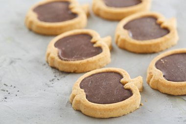 Apple satırlar hafif dokulu arka plan, yakın çekim, sığ derinlik-in tarla, seçici odak halinde düzenlenmiş bisküvi şeklinde.