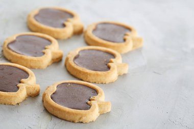 Apple satırlar hafif dokulu arka plan, yakın çekim, sığ derinlik-in tarla, seçici odak halinde düzenlenmiş bisküvi şeklinde.