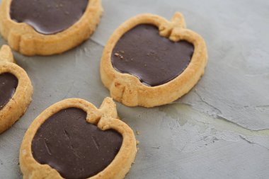 Apple satırlar hafif dokulu arka plan, yakın çekim, sığ derinlik-in tarla, seçici odak halinde düzenlenmiş bisküvi şeklinde.