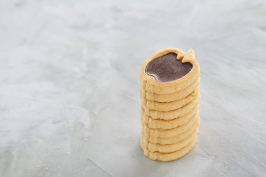 Apple satırlar hafif dokulu arka plan, yakın çekim, sığ derinlik-in tarla, seçici odak halinde düzenlenmiş bisküvi şeklinde.