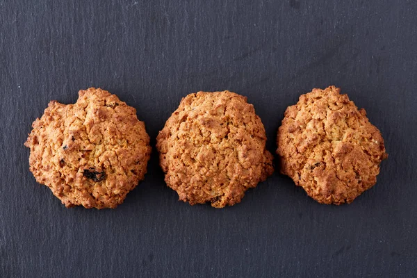 Hafif dokulu arka plan, yakın çekim, sığ alan, seçici odak derinliği desen düzenlenmiş tatlı bisküvi.