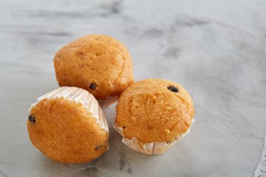 Lezzetli kek hafif dokulu arka plan, yakın çekim, sığ alan, seçici odak derinliği desen düzenlenmiş.