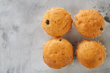 Lezzetli kek hafif dokulu arka plan, yakın çekim, sığ alan, seçici odak derinliği desen düzenlenmiş.