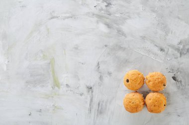 Lezzetli kek hafif dokulu arka plan, yakın çekim, sığ alan, seçici odak derinliği desen düzenlenmiş.