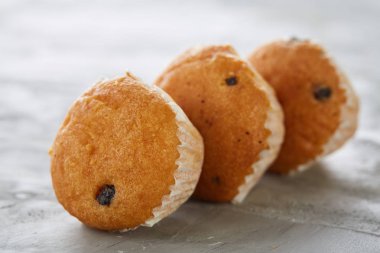 Lezzetli kek hafif dokulu arka plan, yakın çekim, sığ alan, seçici odak derinliği desen düzenlenmiş.