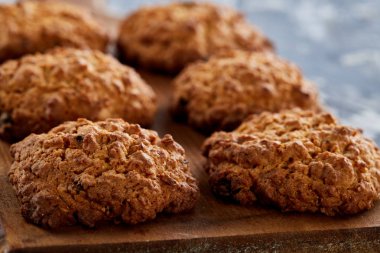 Üstten Görünüm yakın çekim resim lezzetli Kurabiye kesme tahtası sığ derinlik-in tarla, seçici odak üzerinde