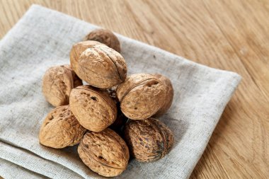 Birlikte hafif gri Kumaş Pamuk masa örtüsü seçici odak kazıklı ceviz sert kabukları yığını