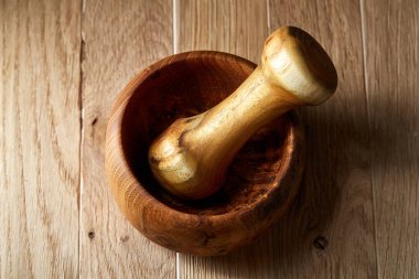 Linseeds bir rustik arka plan, yakın çekim, sığ alan, seçici odak derinliği ile devrilmiş bir ahşap kase