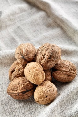 Birlikte hafif gri Kumaş Pamuk masa örtüsü seçici odak kazıklı ceviz sert kabukları yığını