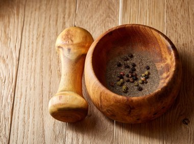 Linseeds bir rustik arka plan, yakın çekim, sığ alan, seçici odak derinliği ile devrilmiş bir ahşap kase