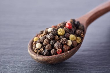 Koyu arka plan, yakın çekim, seçici odak tahta kaşık biber üzerinde Üstten Görünüm