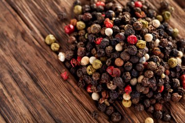 Siyah, kırmızı ve beyaz karabiber ahşap arka plan üzerine sığ derinlik-in tarla izole üzerinde Üstten Görünüm.