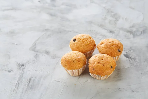 Νόστιμα muffins διατεταγμένα σε μοτίβο για το φόντο με ελαφριά υφή, γκρο πλαν, ρηχό βάθος πεδίου, επιλεκτική εστίαση. — Φωτογραφία Αρχείου