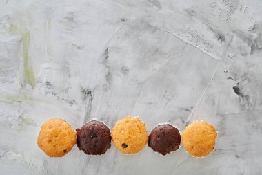 Lezzetli kek hafif dokulu arka plan, yakın çekim, sığ alan, seçici odak derinliği desen düzenlenmiş.