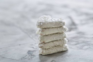 Hafif dokulu arka plan, yakın çekim, sığ alan, seçici odak derinliği desen düzenlenmiş Coconat bisküvi.