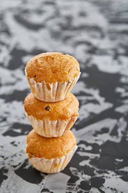 Lezzetli kek hafif dokulu arka plan, yakın çekim, sığ alan, seçici odak derinliği desen düzenlenmiş.