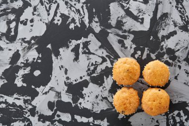 Lezzetli kek hafif dokulu arka plan, yakın çekim, sığ alan, seçici odak derinliği desen düzenlenmiş.