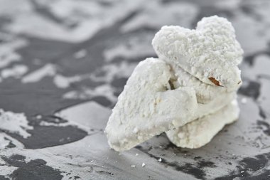 Hafif dokulu arka plan, yakın çekim, sığ alan, seçici odak derinliği desen düzenlenmiş Coconat bisküvi.