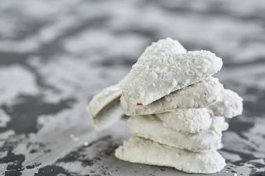 Hafif dokulu arka plan, yakın çekim, sığ alan, seçici odak derinliği desen düzenlenmiş Coconat bisküvi.