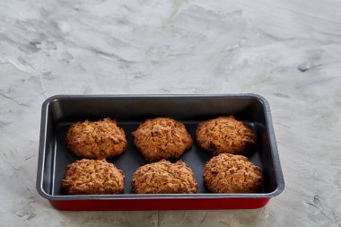 Taze pişmiş bisküviler bir çerez levha, üstten görünüm, yakın çekim, seçici odak, sığ derinlik-in tarla.