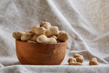 Seramik kase closeup, seçici odak içinde soyulmamış Antep fıstığı