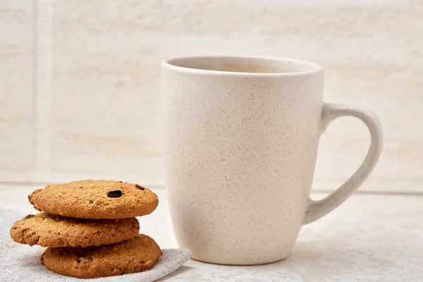 Primer plano taza blanca de café con galletas de chispas de chocolate sobre fondo blanco, vista superior — Foto de Stock