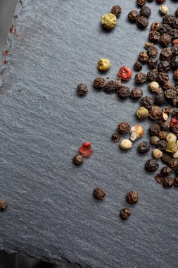 Koyu arka plan üzerine sığ derinlik-in tarla izole yenibahar tohumları.