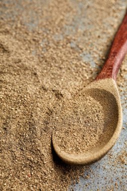 Bir tahta kaşık eziyet karabiber, sığ derinlik-in tarla, dikey tam Üstten Görünüm.