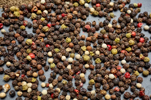 Sementes de pimenta isoladas em fundo escuro, profundidade de campo rasa . — Fotografia de Stock