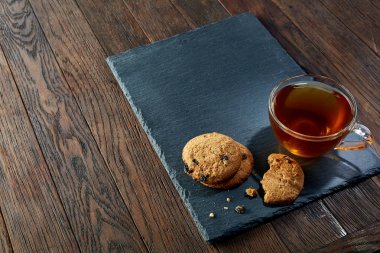 Çerezler bir ahşap arka plan, üstten görünüm, seçici odak kara tahta üzerinde birkaç çay