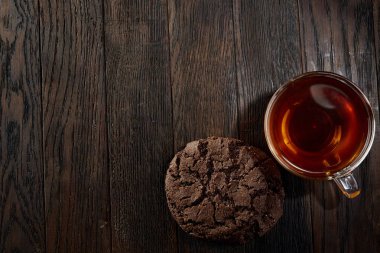 Çikolata kurabiye bir ahşap arka plan, üstten görünüm, seçici odak birkaç çay