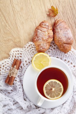 Beyaz fincan çay kurabiye ahşap zemin, kopya alanı ile kompozisyon.